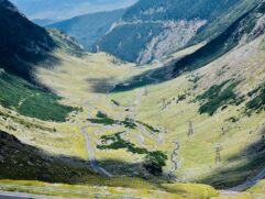 Șoseaua Transfăgărășan serpuind printr-o vale de munte din Carpații românești