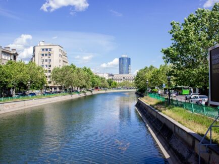 Canalul Dâmbovița din centrul Bucureștiului, cu clădiri istorice și panoramă urbană