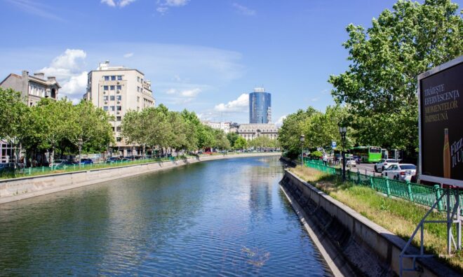 bucuresti-turism-omd-dambovita Canalul Dâmbovița din centrul Bucureștiului, cu clădiri istorice și panoramă urbană