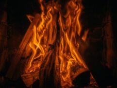 Cum treci de la muncă la viața personală: ritualul de tranziție care îți salvează serile Cum treci de la muncă la viața personală: ritualul de tranziție care îți salvează serile