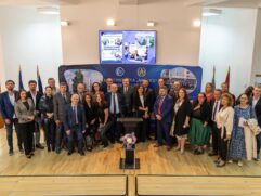 Conducerea Universității ARTIFEX și invitații, în fotografie de grup la deschiderea anului universitar 2026–2027 Conducerea Universității ARTIFEX și invitații, în fotografie de grup la deschiderea anului universitar 2026–2027