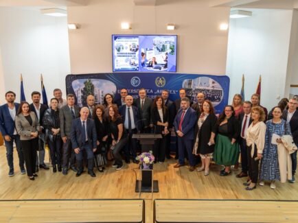 Conducerea Universității ARTIFEX și invitații, în fotografie de grup la deschiderea anului universitar 2026–2027
